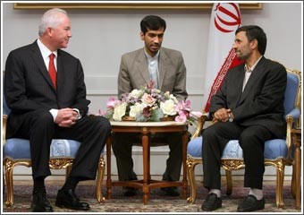إيران تغلق المقار الانتخابية وكروبي وموسوي يصفان حكومة نجاد بـ «غير الشرعية»