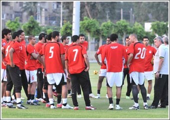 شحاتة يحفِّز لاعبيه لتحقيق انتصار مقنع على رواندا