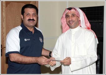 اليوسف يوزع المكرمة الأميرية على الأندية الفائزة وحكام نهائي كأس سموه