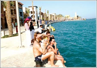 مجموعة الخرافي وفنادق إنتركونتننتال تدشنان خطاً جوياً بين عمان ومرسى علم