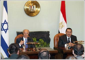 مبارك يرى فرصة سانحة للسلام وفقاً لـ «حل الدولتين» وبيريز ينفي وجود نية لدى إسرائيل لزيادة المستوطنات