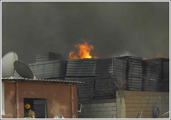«الجيش» و«الحرس الوطني» و«النفط» و5 مراكز إطفاء ساهمت في مكافحة حريق مخزن أوكسجين في أمغرة