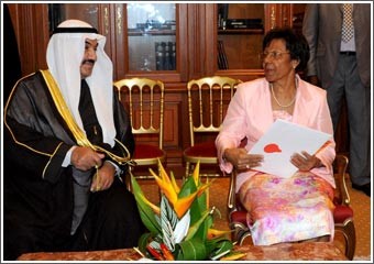الكويت والغابون أكدا رفضهما للإرهاب وضرورة حلّ النزاعات الدولية بالطرق السلمية