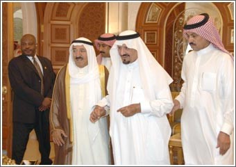 الأمير زار ولي العهد السعودي واطمأن على صحته: نسأل الله لكم موفور الصحة وأن يحقق للمملكة العربية السعودية التطور والازدهار