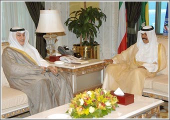 نائب الأمير استقبل العنزي وتسلّم كتاب «علم النفس الصناعي والتنظيمي» من المشعان