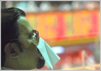 استمرار الحذر في الشراء وانخفاض محدود لمؤشري السوق