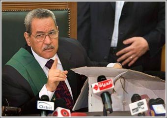 قنصوة: لا أحد يتدخل في القضاء المصري و«تنكسر رقبة هيلاري على كلينتون»
