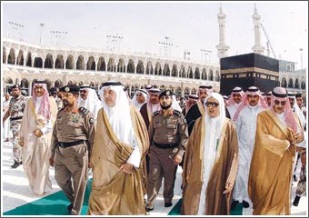 أمير منطقة مكة تشرّف بغسل بيت الله الحرام