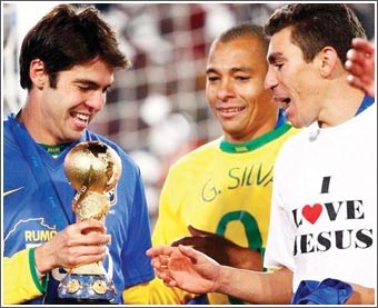 «فيفا» يطالب لاعبي البرازيل بإبعاد الدين عن الرياضة