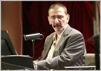 زياد الرحباني يتألق غناء وموسيقى والجمهور يتلقف قفشاته بالضحك