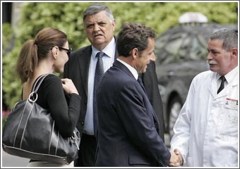ساركوزي يغادر المستشفى وقلبه سليم