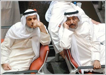 عمليات جني أرباح على أسهم قيادية تدفع السوق إلى تراجع محدود