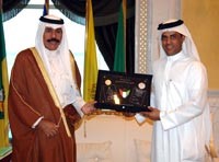 نائب الأمير تسلّم درع الميدالية العبقرية للاختراعات من عارف العنزي