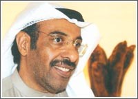 المري يحوّل جذع الشجرة إلى كتلة ناطقة بالجمال