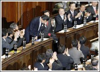 البرلمان الياباني ينتخب هاتوياما رئيساً للوزراء والحكومة لاتباع ديبلوماسية أكثر استقلالاً عن واشنطن