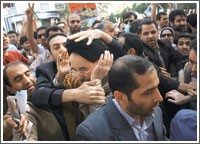 خاتمي يتعرض للضرب في  «يوم القدس» وموسوي يفر بعد مهاجمة الحشود لسيارته