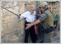 إسرائيل تعلن «الأقصى» منطقة عسكرية مغلقة وتصيب وتعتقل عشرات المقدسيين