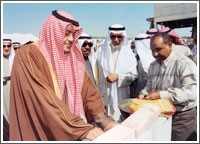 طلال العيار.. أصغر نائب رئيس برلمان في العالم.. عاشق القراءة والعمل الخيري