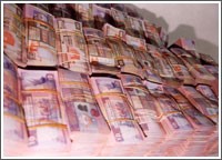 ما الجدوى من الفوائض المالية المتراكمة				 ومشاريع التنمية تستغيث من الصراع السياسي؟
