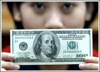 «الوطني»: الدولار الأميركي في وضع أفضل بعد استرجاعه لخسائره