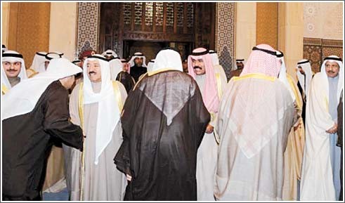 الأمير أدّى صلاة العيد بالمسجد الكبير وغادر إلى عُمان في زيارة خاصة