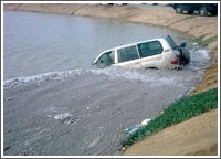 نجاة مواطنين غرقت سيارتهما في بركة مياة ببر ميناء عبدالله