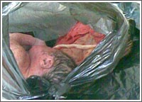 كاميرات مجمّع رصدت منتقبة ألقت بطفل حديث الولادة في حمام نسائي