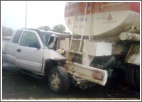 إصابة شابين خليجيين بـ «خطرة» بعد اصطدامها بشاحنة وقود