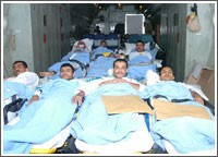 وصول 20 جريحاً يمنياً على متن طائرة عسكرية للعلاج في الكويت بتوجيهات من صاحب السمو