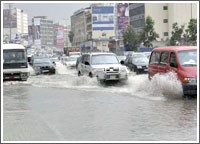 أمطار غزيرة تغرق شوارع «بيروت» وعاصفة رعدية تغلق ميناء طرطوس السوري