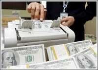 «الوطني»: الدولار يعزز وضعه أمام العملات الرئيسية