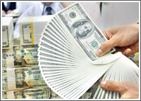الدولار يرتفع قرب أعلى مستوياته منذ شهرين