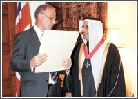 الملكة إليزابيث تمنح محمد عبدالعزيز الشايع وسام الإمبراطورية البريطانية