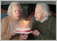 أكبر توأم معمر في بريطانيا احتفلتا  بعيد ميلادهما الـ 102
