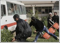 المتهمون الثلاثة بقتل الأقباط يسلمون أنفسهم للشرطة  والتواجد الأمني لم يمنع حدوث اشتباكات طائفية في صعيد مصر 