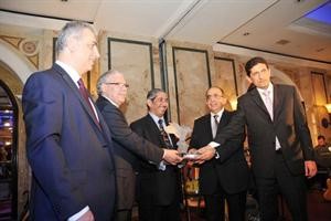 هدية تذكارية من المهندسين اللبنانيين للمهندس عادل الخرافي
