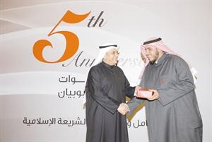 عادل الماجد يكرم الشيخ عبدالله الهزيم
