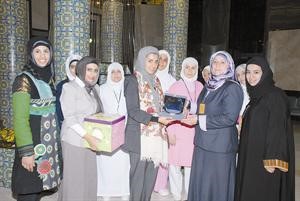 جانب من توزيع هدية الام حديثة الولادة