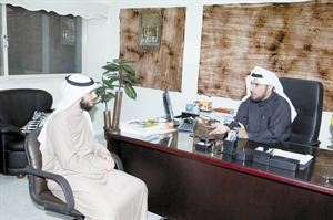 مدير ادارة السراج المنير عبدالله الكندري متحدثا الى الزميل ناصر الخالدي 