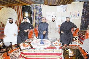 الزميل ناصر الخالدي متوسطا عددا من العاملين في مركز سلوى
