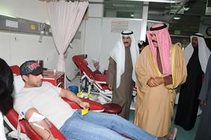 سمو ولي العهد الشيخ نواف الاحمد خلال زيارته لبنك الدم