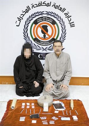 المواطنة وشريكها وامامهما كمية المخدرات المضبوطة