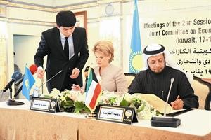 ليفة حمادة وناتاليا كورجوفا خلال توقيعها الاتفاقيات