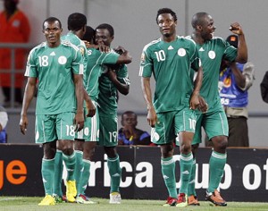 لاعبو المنتخب النيجيري يحتفلون بالتاهلرويترز