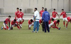 عبدالعزيز الهاجري والبرتغالي ادغار مع اللاعبين اثناء احد التدريبات﻿