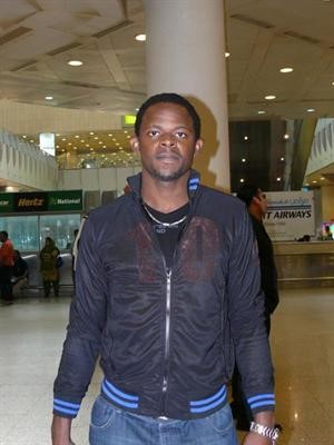 المهاجم النيجيري ايزي لدى وصوله الى المطار﻿