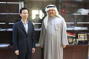 م غالب الشمري والسفير الصيني هوانغ جيمين خلال الجولة في مشروع بوبيان البحري﻿