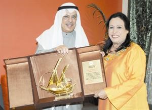 يوسف الرفاعي يكرم الفنانة القديرة حياة الفهد