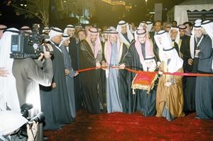 الشيخ احمد الفهد ودفاضل صفر وروضان الروضان والشيخ علي العبدالله في افتتاح المعرض
