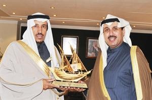 الشيخ حمد جابر العلي يقدم هدية تذكارية الى الامير سعود بن عبدالله بن ثنيان﻿